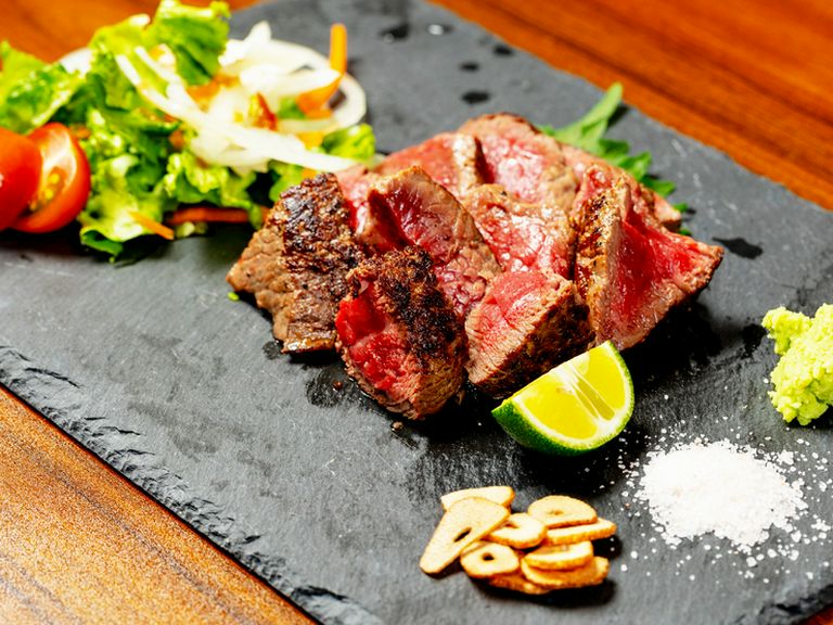 上質な黒毛和牛の旨みが、口の中いっぱいに広がる『国産黒牛のステーキ』