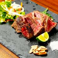 肉質にこだわり、肉の旨みをダイレクトに感じられる一皿です。噛むたびに肉汁が溢れ出し、ジューシーで芳醇な香りと、上質な柔らかさを満喫できます。
※『黒牛いちぼステーキ』or『国産黒牛ランプステーキ100g』