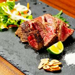 上質な黒毛和牛の旨みが、口の中いっぱいに広がる『国産黒牛のステーキ』