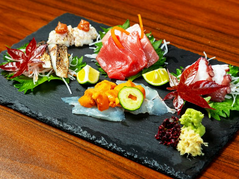 料理人が目利きした鮮魚が使われ、見た目も鮮やかな『お造り盛合せ(おまかせ4種〜7種)』