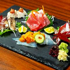 料理人が目利きした鮮魚が使われ、見た目も鮮やかな『お造り盛合せ（おまかせ4種～7種）』