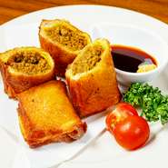 外側はカリッと揚げたパンが香ばしく、内側は風味豊かなオリジナルのキーマカレーが詰まっています。食べやすさと満足感を両立した、子どもから大人まで幅広く楽しめる逸品。