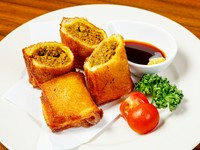 特製のキーマカレーを、ふんわりパンで包んで揚げた『自家製カレーパンからし醤油』
