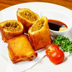 特製のキーマカレーを、ふんわりパンで包んで揚げた『自家製カレーパンからし醤油』