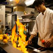 訪れた人たちが、リラックスして食事を楽しめるように心がける料理人。話しかけられることも歓迎しており、一人一人と交流することで、より食べることと居心地の良さの両方にスポットを当てています。