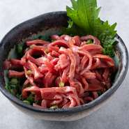 店のメイン食材となる牛たんの仕入れには一層の注意が払われ、厳選されたものを用いて調理されています。高品質の牛たんが持つおいしさを引き出すため、炭火でじっくりと焼き上げるスタイルもポイントです。