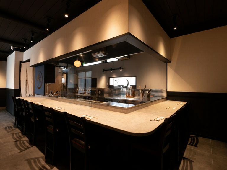 炭火の香りに包まれる空間で、一人時間を贅沢に過ごす