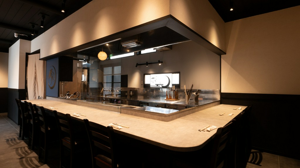 炭火の香りに包まれる空間で、一人時間を贅沢に過ごす