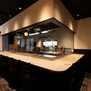 店内には目の前で炭火焼きの調理風景を楽しめるカウンター席や、ゆったりとくつろげるテーブル席が用意されています。一人でも来店しやすく、心地よい雰囲気の中で自分だけの特別な時間を過ごせるでしょう。