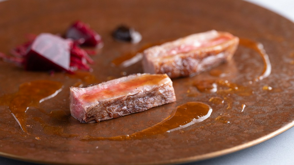 ブルゴーニュをはじめ、店の料理に合うワインをシェフが厳選