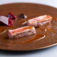 ブルゴーニュをはじめ、店の料理に合うワインをシェフが厳選