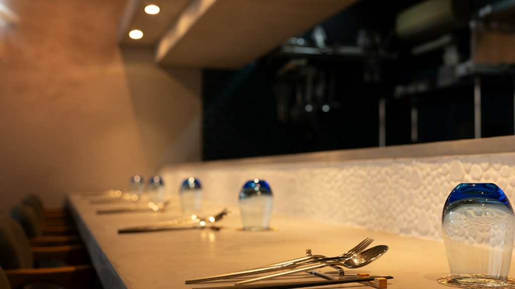 優しいグレーが心地よい空間で、五感が喜ぶ食体験が叶う！