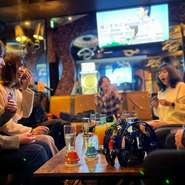 ゴージャスな内装でカラオケ＆ダーツ＆飲み放題を楽しめるスーパーコストパフォーマンスカラオケBARです！二次会にもご利用ください。