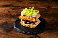 おすすめ
11月限定シャインマスカットのフルーツパイ
パイ生地をホットサンドの機械で焼き上げ
パイ生地とカスタードクリームを重ね合わせて季節のフルーツをふんだんに使った華やかなホットサンドパイです。