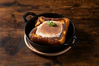 ふわとろ特製厚切りフレンチトースト5cmほどの高さがあるフレンチトーストで、外はカリっと香ばしく、なかはトロトロふわふわの柔らかさ
。特製マスカルポーネティラスミスソースと絡めてお召し上がりください