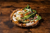 ロメインレタスをオリーブオイルで炙り焼きにしカリカリのベーコンと自家製クルトン
たっぷりパルメザンチーズとシーザーソースがロメインレタスの美味しさを引き立たせます