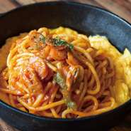 おすすめ
モチモチの太麺パスタとトマトソースを絡めてトロトロスクランブルエッグと絡めてお召し上がりください。
