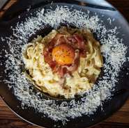 モチモチ平打ちフィットチーネに濃厚なカルボナーラソースと卵黄を絡めた本格パスタ
たっぷりのパルメザンチーズとブラックペッパーがアクセントとなり人気のパスタです