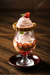 魅惑の食べる宝石　季節の夜パフェ　ストロベリーモンブランタルトパフェ