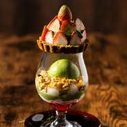 香ばしくサクサクに焼き上げたタルトにふんだんにフルーツを載せた見た目でも楽しめるパフェです。6月までの限定パフェ『和パフェ』季節によって旬の食材が変わります。