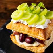 秋限定シャインマスカットのフルーツパイ
パイ生地とカスタードクリームを重ね合わせて季節のシャインマスカットと巨峰をふんだんに使った華やかなフルーツパイサンドです。