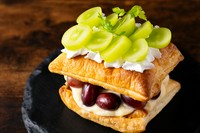 秋限定シャインマスカットのフルーツパイ
パイ生地とカスタードクリームを重ね合わせて季節のシャインマスカットと巨峰をふんだんに使った華やかなフルーツパイサンドです。