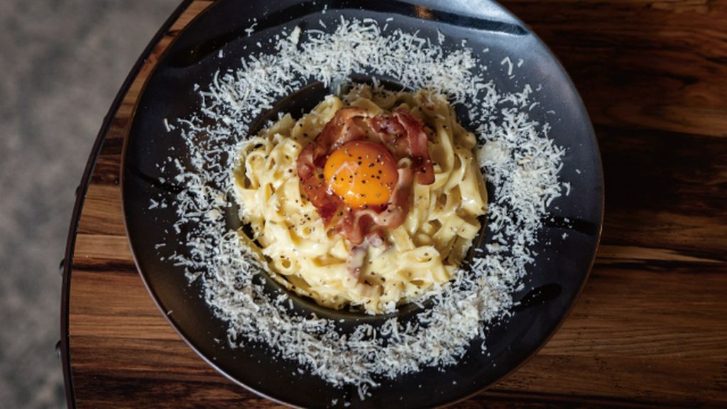 パルメザンチーズとカリカリベーコンのカルボナーラ