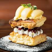 ご注文が入ってから焼き上げる
パイ生地サクサクにオーブンでしっかりと焼き上げ
みずみずしい桃とベリーを溢れるばかりに使用したフルーツパイサンド
季節によってフルーツが変わります。
