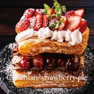 おすすめ
パイ生地をホットサンドの機械で焼き上げた
ナポレオンパイイメージしたスイーツ
季節によってフルーツが変わります。