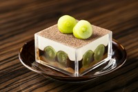 トロける口溶けの濃厚な特製マスカルポーネチーズクリームとシャインマスカットの甘酸っぱさが人気なティラミスです