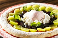 秋の季節限定商品
シャインマスカットと巨峰をふんだんに使用したスイーツピザ
見た目も豪華で華やか！もっちり生地と瑞々しい葡萄の甘みと酸味が
ベストマッチな逸品です