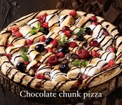 チョコレートチャンク・マシュマロベリーピザは、ピザ生地に溶かしたチョコがのり、その上にマシュマロがトッピングされ、焼き上げられるスイーツピザ