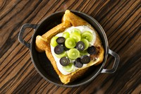 秋限定商品！5cmほどの高さがあるフレンチトーストで、
トロトロふわふわの柔らかさ
少し揺らしてみるとプルプルとプリンのように震えます。
みずみずしいシャインマスカットと巨峰のフレンチトーストです。