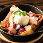 6月から8月限定商品！
ふわとろ特製厚切りのフレンチトーストで、
トロトロふわふわの柔らかさ
少し揺らしてみるとプルプルとプリンのように震えます。
自家製の桃ソースとベリーソースをふんだんに使用しました