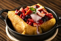 苺のフレンチトースト
ふわとろ特製厚切りフレンチトースト5cmほどの高さがあるフレンチトーストで、外はカリっと香ばしく、なかはトロトロふわふわの柔らかさ
揺らしてみるとプルプルとプリンのように震えます。