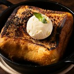 ふわとろ特製厚切りフレンチトースト
5cmほどの高さがあるフレンチトーストで、
外はカリっと香ばしく、なかはトロトロふわふわの柔らかさ
少し揺らしてみるとプルプルとプリンのように震えます。