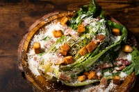 ロメインレタスをオリーブオイルで炙り焼きにし
カリカリのベーコンと自家製クルトン
たっぷりパルメザンチーズとシーザーソースが
ロメインレタスの美味しさを引き立たせます