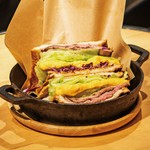 サクサクのホットサンドとたっぷり野菜の食感と贅沢な味わい絶妙な火入れ加減により外は香ばしく、中はしっとりジューシーに焼き上げ仕上げたローストビーフにシェフ秘伝のタレを絡め、アクセントに粒マスタードを。