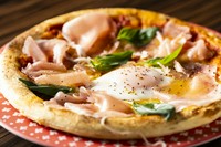生地はモチモチなのに、ふわっとした食感のピザ生地に生ハム、チーズをのせ半熟卵を真ん中に落として焼かれた人気のピザ
半熟玉子を崩してお召し上がりください。