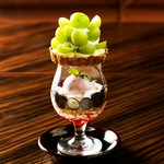 秋限定
魅惑の食べる宝石箱季節のフルーツタルトパフェ旬のフルーツを使用した人気のタルトパフェです。香ばしくサクサクに焼き上げたタルトにふんだんにフルーツを載せた見た目でも楽しめるパフェです。