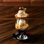 秋限定!旬の渋皮甘栗を使用。
栗を丁寧に裏漉し精魂込めたモンブランを載せた見た目でも楽しめるパフェです。
チョコレートホイップとコーヒーゼリーと渋皮甘栗が抜群のハーモニーで絶品なパフェです。