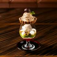 秋限定パフェ!旬の渋皮甘栗を使用し,サクサクタルトに栗を丁寧に裏漉し精魂込めたモンブランを載せた見た目でも楽しめるパフェ。
白玉と自家製抹茶ソースと渋皮甘栗が抜群のハーモニーで絶品なパフェです。