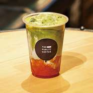 抹茶×いちご＝ほろ苦＆甘酸っぱさが、おいしすぎる！「ストロベリー抹茶ラテ」自家製のイチゴソースは苺をたっぷりと使用し苺の果肉を残したソース。