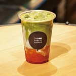 抹茶×いちご＝ほろ苦＆甘酸っぱさが、おいしすぎる！「ストロベリー抹茶ラテ」自家製のイチゴソースは苺をたっぷりと使用し苺の果肉を残したソース。