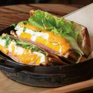 新鮮なレタスをたっぷりと使用したホットサンド。選べる2種『玉子とハムのホットサンド』『ツナとトマトのホットサンド』
とろけるチェダーチーズとそれぞれの食材の旨みと甘味が絶品です。