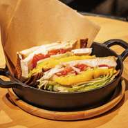 低温調理でジューシーに柔らかく仕上げた鶏むね肉と
フレッシュなトマトレタス・チェダーチーズとそれぞれの食材の旨みと甘味が絶品です。