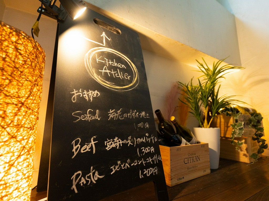 個室とカウンター席。大人の隠れ家のような雰囲気