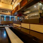 店内にはリラックスできるカウンター席が用意されています。カジュアルすぎず、かしこまりすぎない空間。仕事終わりや休日の普段使いデートはもちろん、記念日のデートにもオススメです。