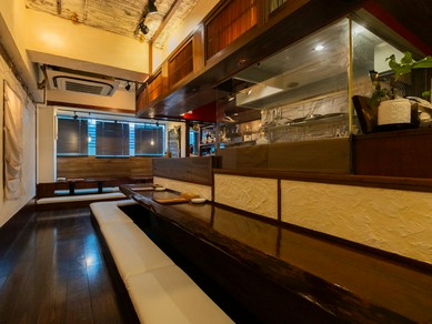 仕事終わりや休日のデートに。リラックスできるカウンター席