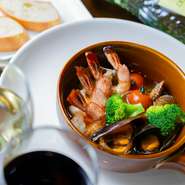 ビール・焼酎・カクテルなど、アルコールメニューは、料理とのマリアージュを意識したラインナップ。中でもワインは、味と価格を吟味しながら、良いと思ったものだけがセレクトされています。